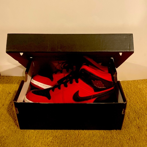 Big kids air jodan 1 mid GS. - Picture 4 of 5